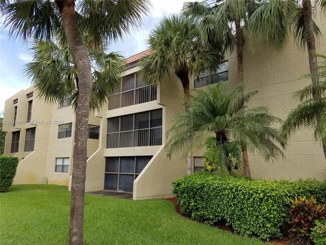 Building Photo - 220 Lakeview Dr Unit 206