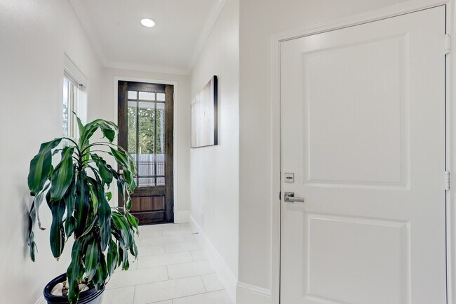 Photo - 1230 W 25th St