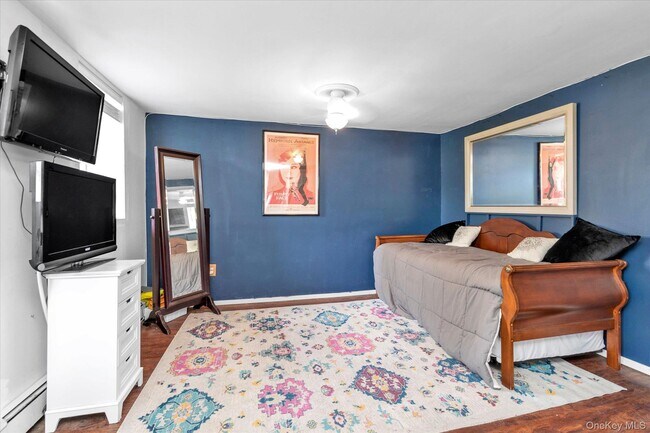 Photo - 475 W Broadway