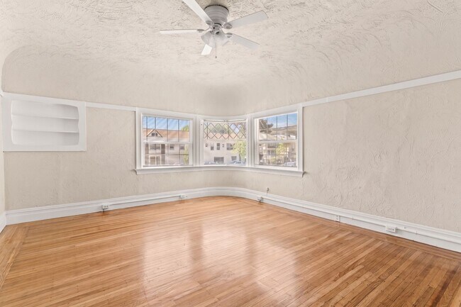 Photo - Spacious Beautiful Mosswood Residence w/ Parking & Master Suite Unit 514-03