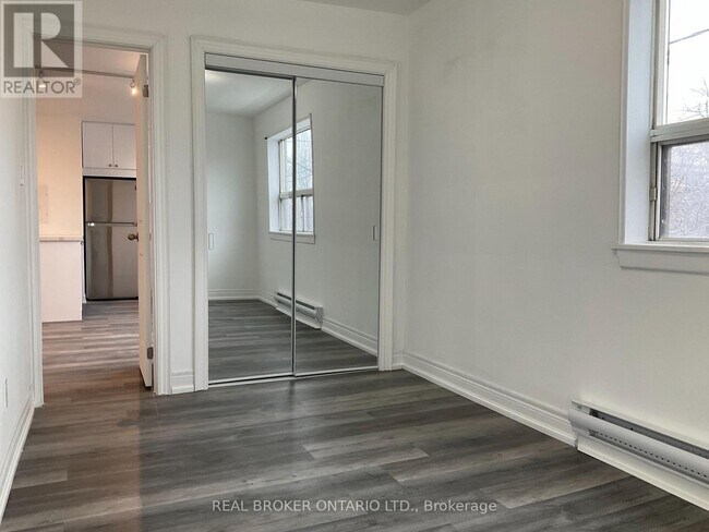 Photo - 2209 Gerrard St E