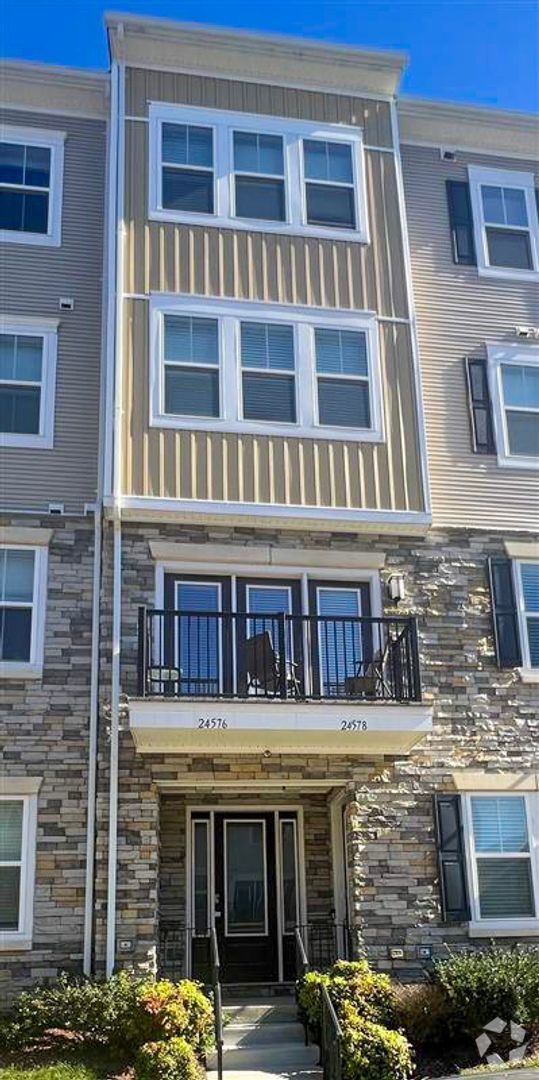 Building Photo - Luxurious 3 Bed 3.5 Bath Townhome In Vibra...