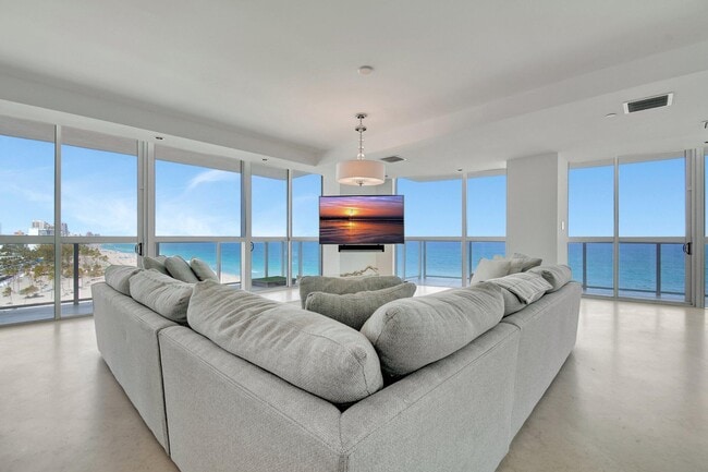 Building Photo - 1200 Holiday Dr Unit 1001