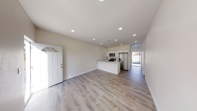 Building Photo - 4BD/2BA, Balcony Views!! Rental
