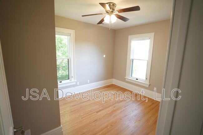 Photo - 519 E 3rd St