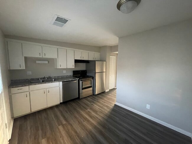 Stonleigh Court Apartment Homes