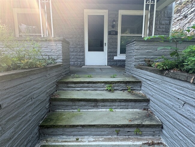 Photo - 325 Riverside Dr