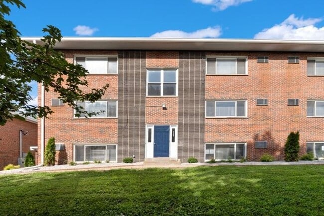 Building Photo - 7506 Sussex Ave Unit 5