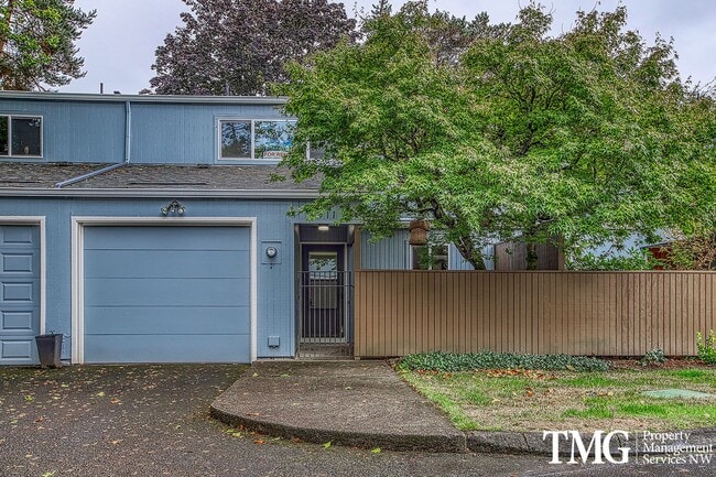 Building Photo - Wonderful 2 Bed 1.5 Bath Townhome in Seclu...