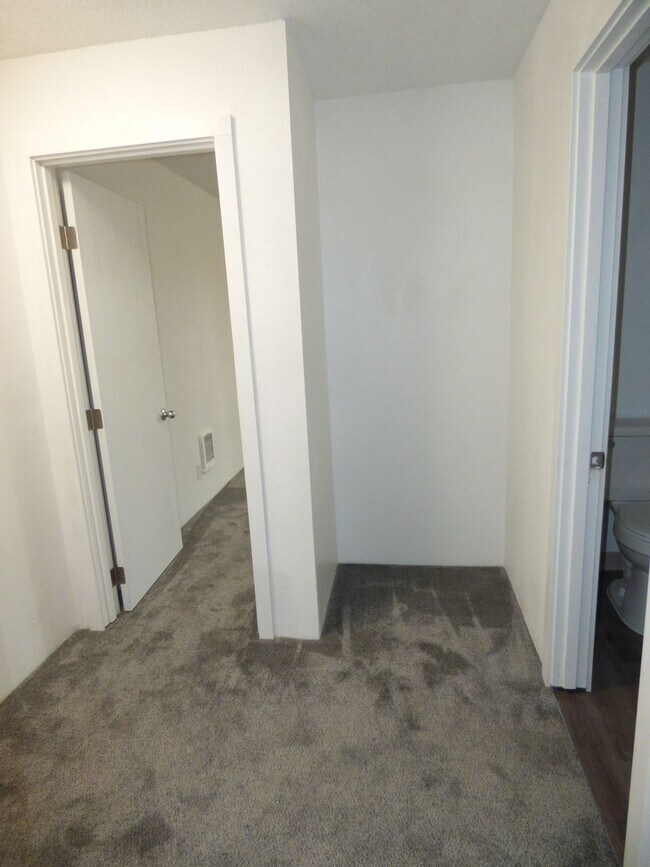 Photo - Rent Special: 1/2 Off May's Rent - 2 bed Townhome Unidad 4114