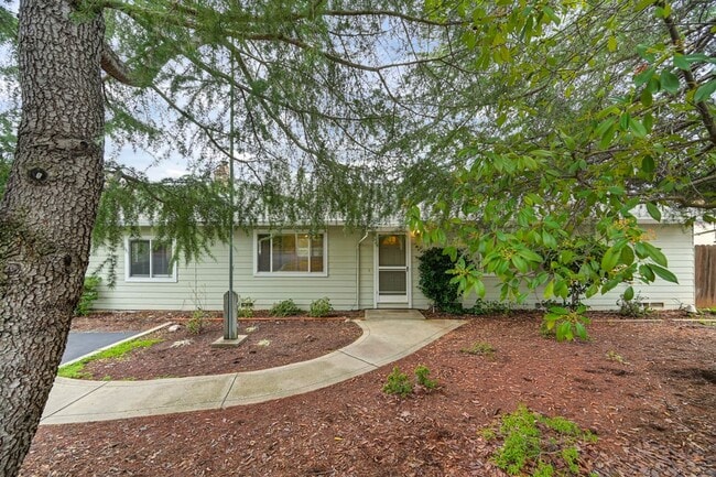 Building Photo - Charming 3 Bedroom, 2 Bath Home Close to Town