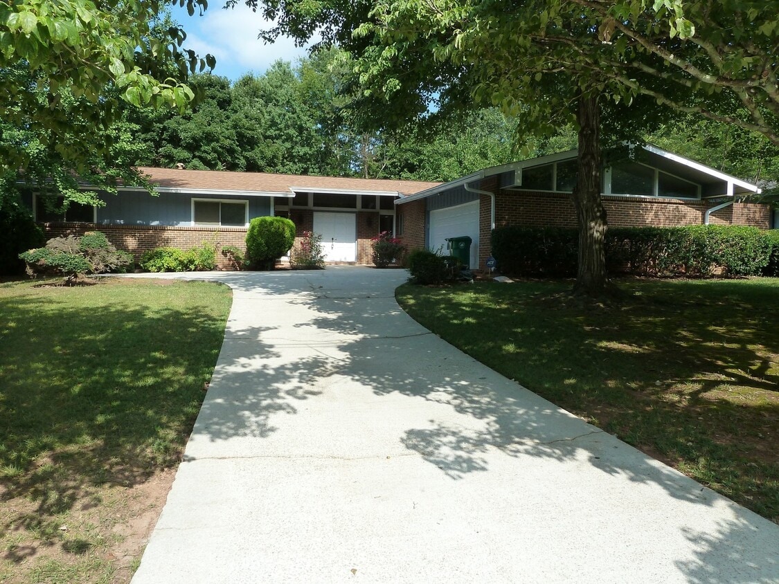 3 Bed / 2.5 Bath with 2300 Square Feet!! A... - 3 Bed / 2.5 Bath with 2300 Square Feet!! A...
