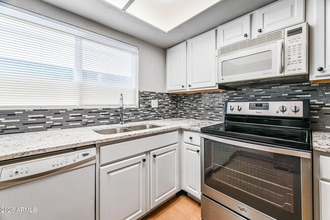 1560 W Sahuaro Dr Unit 1