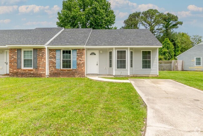 Building Photo - Charming 2-Bedroom Townhouse Close to Camp...