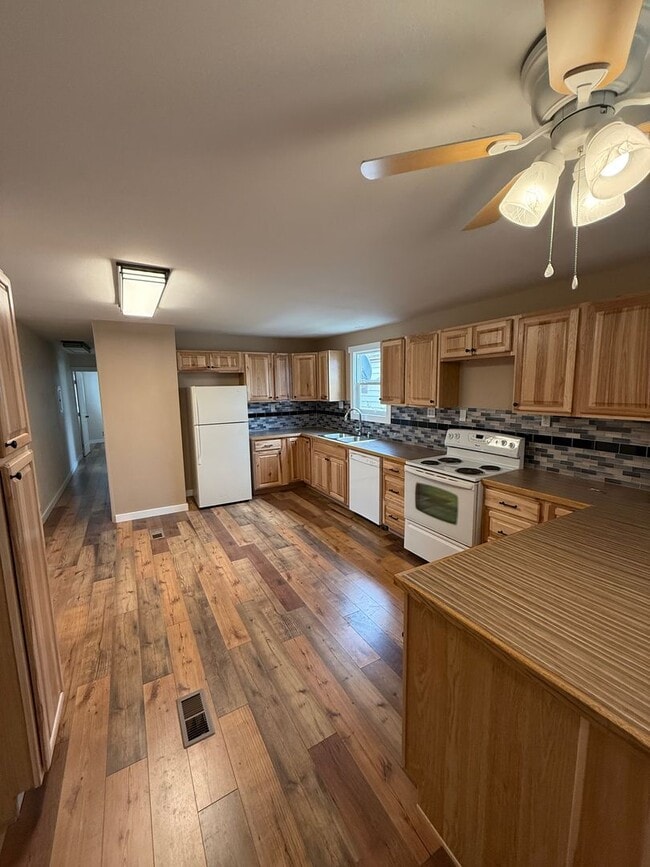 Building Photo - Updated 2 Bedroom, 1 Bath Home – Quiet Ins...