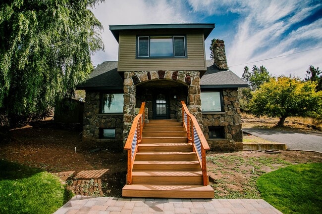Building Photo - Charming 4-Bedroom Home with Stunning View...