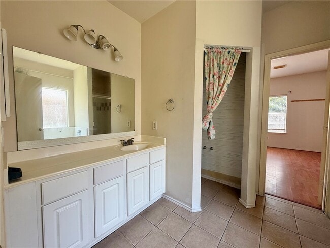 Photo - 2305 Ames St