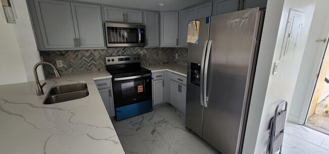 Building Photo - 5200 NW 31st Ave Unit 39