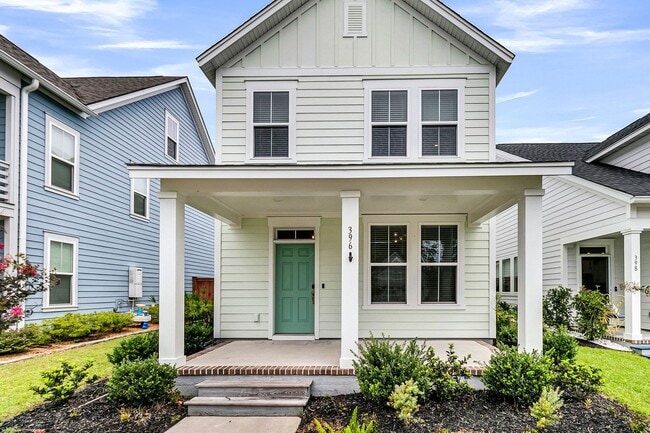 Building Photo - Must see 3 bedroom, 2.5 bath Home in Midto...