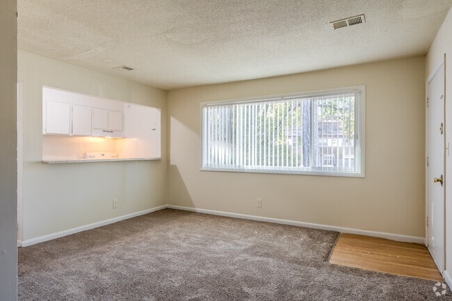1BR, 1BA - 670SF - Living Room