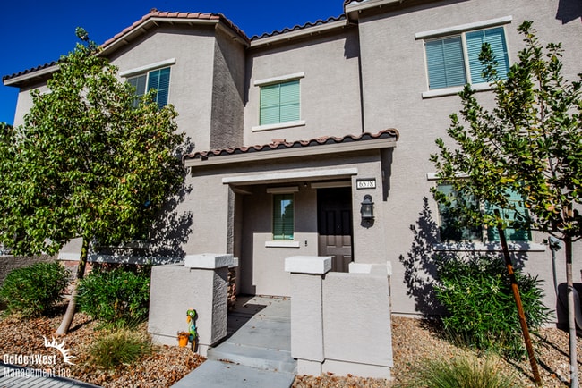 Building Photo - Stunning 3Bdm 2.5Ba Row Home in a Gated Co...
