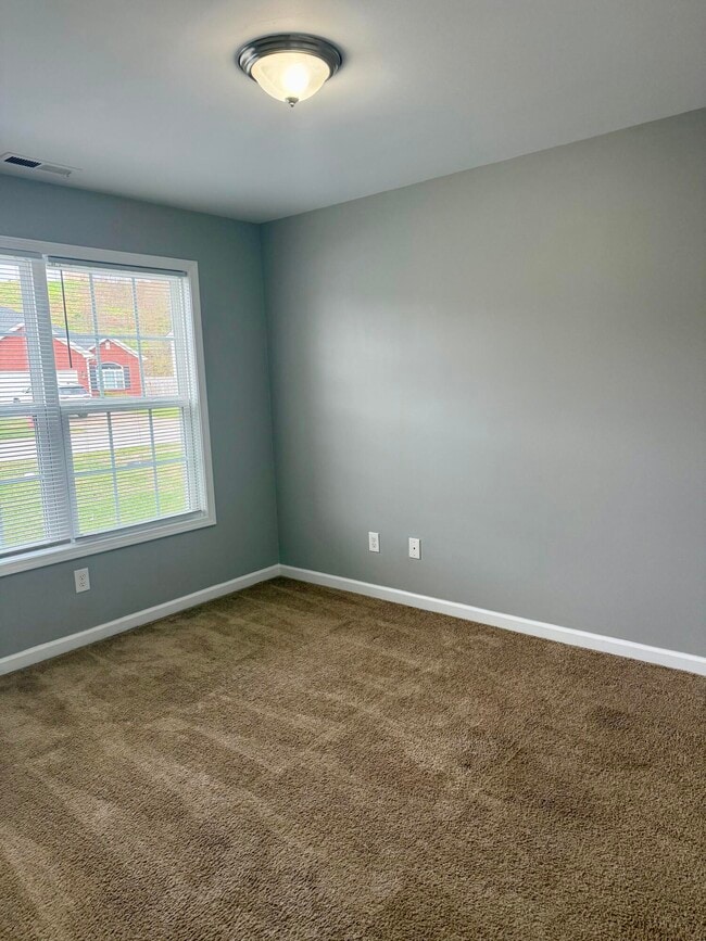 Photo - 329 Oxford Cir