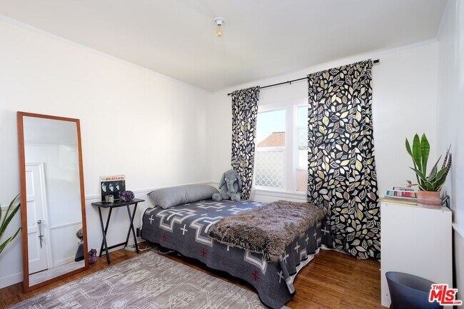 Photo - 5615 Wenlock St