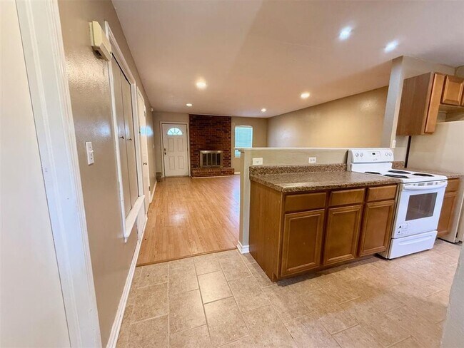 Photo - Cute & Close to OU