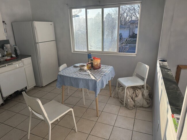 Photo - Upstairs Unit in Prime West Valley Location!