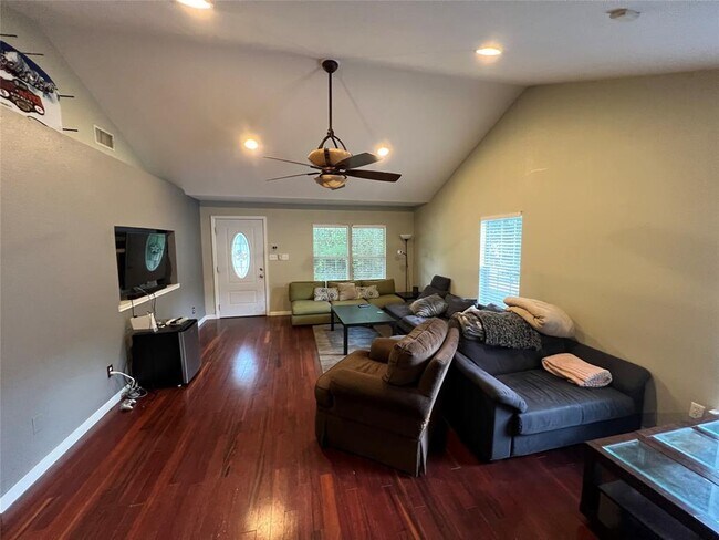 Photo - 922 E 50th St