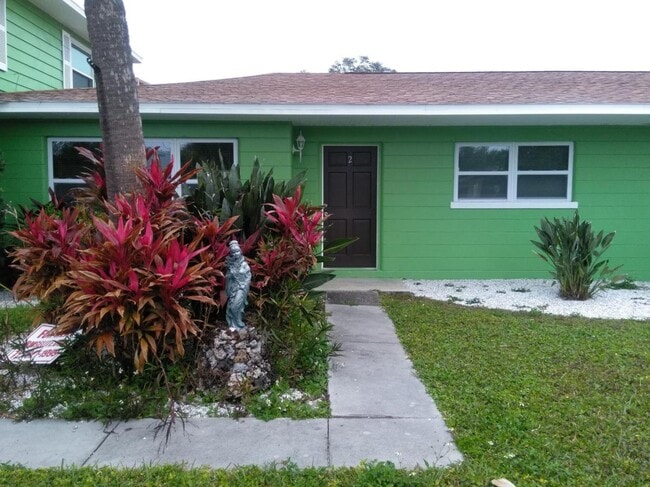 Building Photo - 7000 Hibiscus Ave S Unit 2