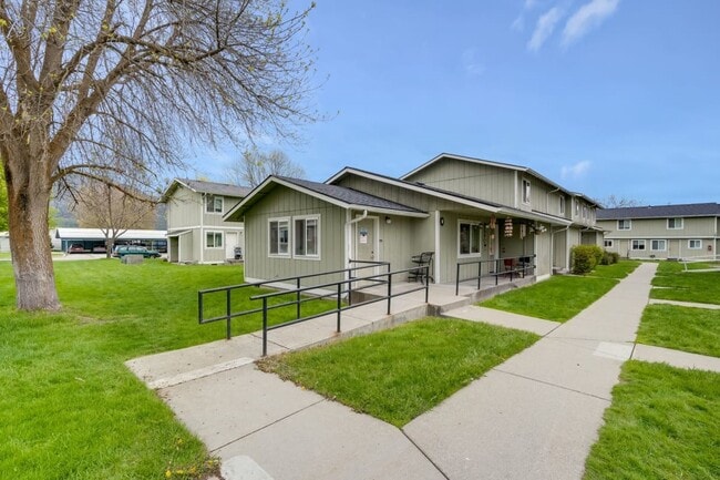 Photo - 402 S 5th St E