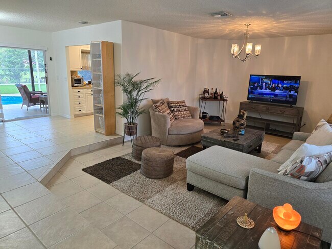 Photo - 939 Hibiscus Dr