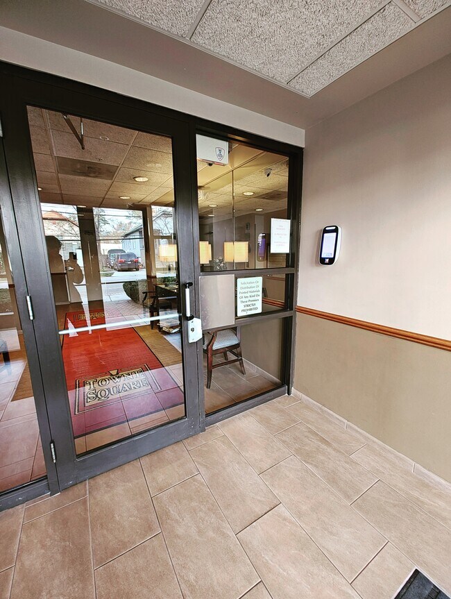 Secure Entrance - 5005 Warren St Unidad 504