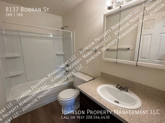 Photo - 8137 Bobran St