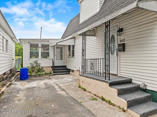 Photo - 402 N River St