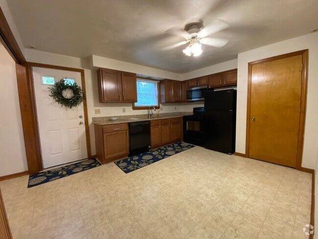 Building Photo - Lovely 2 Bedroom Townhouse with Private Pa...