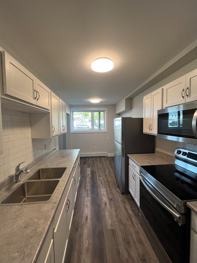 Building Photo - NEWLY RENOVATED TWO BEDROOM APARTMENT AVAILABLE Unit 2