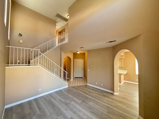 Photo - Beautiful 3Bed/2Bath/2Car residence located in Sunrise Manor / Winterwood area