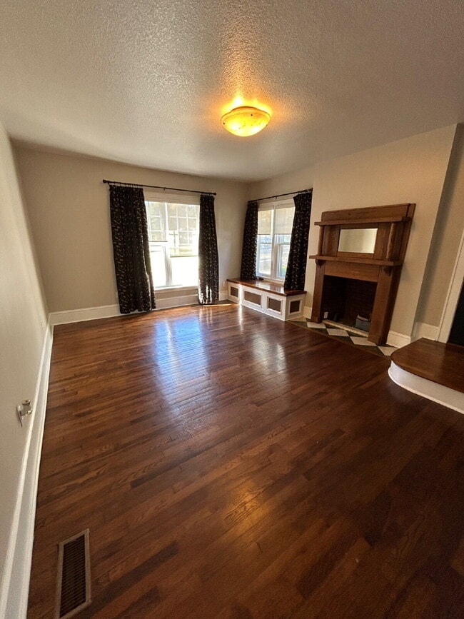 Photo - "Charming 4-Bedroom Retreat with Granite F...