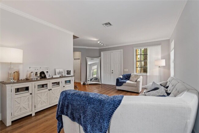 Photo - 1095 Chenille Cir