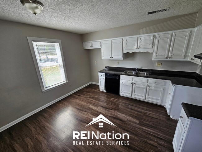 MEMPHIS CHARMER! 3BR/2BA | Vaulted Ceilings & Brick Fireplace | Fenced Yard!