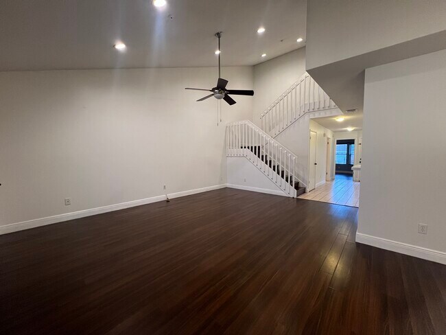 Building Photo - 755 Cove Way