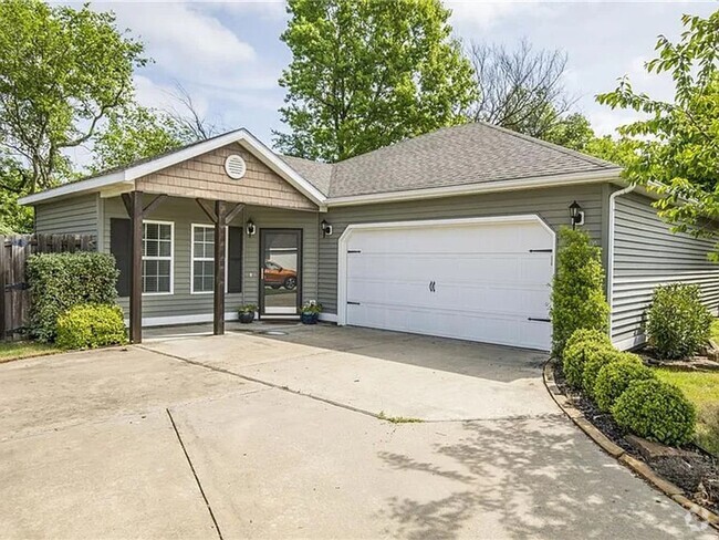 Building Photo - MUST SEE 3BDRM 2BATH HOUSE!!!