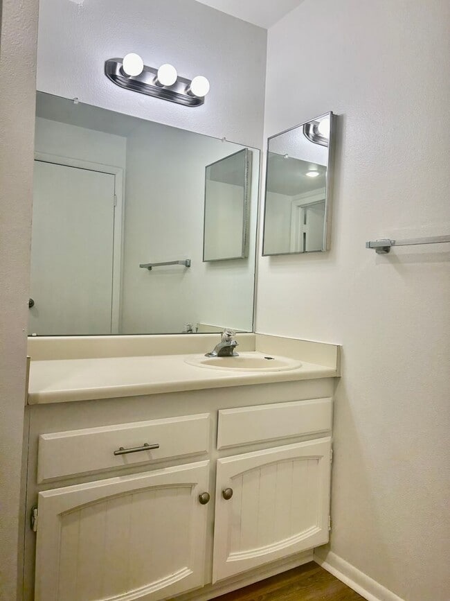 Photo - Spacious 1 bed/one bath in Aurora Unit C4