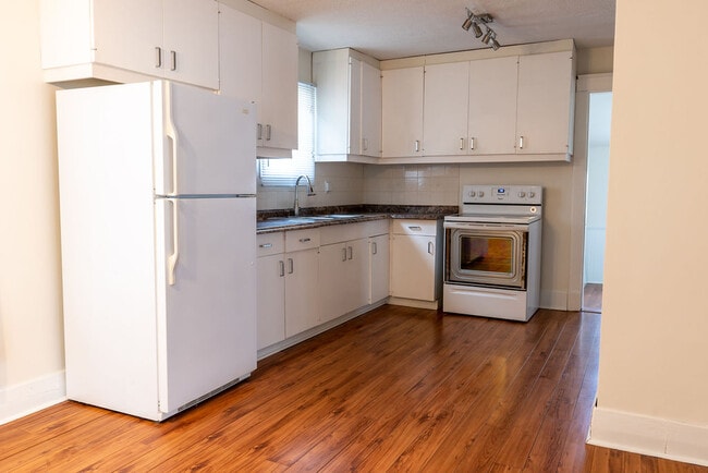 Photo - 2 Bedroom House for Rent in London, Ontario * Chelsea Green with Fenced Yard