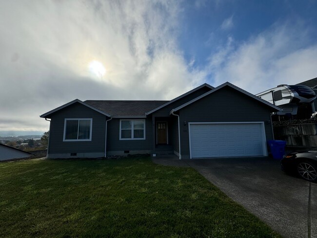 Building Photo - Green area 3 Bedroom 2 Bath Home with Garage