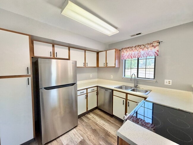 Building Photo - Modern Condo with Fireplace, Garage & Community Pool