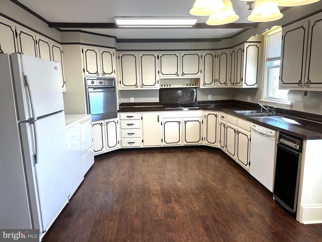 Photo - 659 N Main St