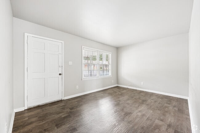 2BR, 2BA - 669SF - Living Room